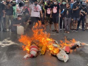 แห่เทียนมุ่งทำเนียบฯ “กลุ่มทะลุฟ้า”ทำพิธีสาปแช่ง-เผาหุ่น “ประยุทธ์-ประวิตร-นพ.ยง&#…