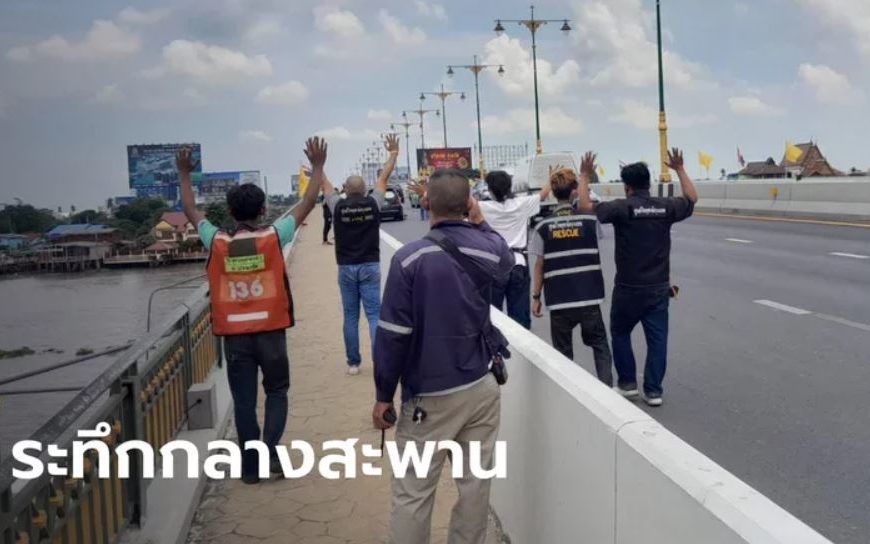 น้อยใจแม่! หนุ่มถือปืนจ่อขมับตัวเอง กลางสะพานพระราม 4 คู่รักสาวพลเมืองดีช่วยเกลี้ยกล่อม